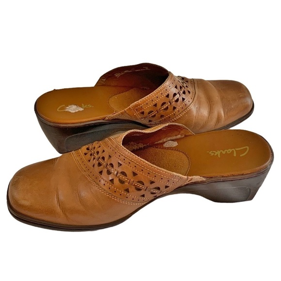 CLARKS Mules Slip on Shoes Camel color Etched design Small heel Size 10 Medium - Picture 3 of 9